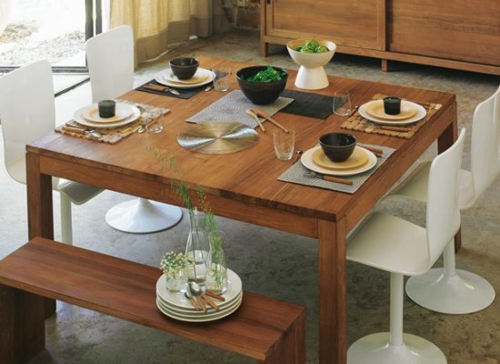 Dřevěný stůl pro čtyři