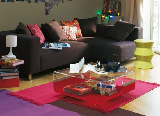 Barevné koberečky v obývacím pokoji