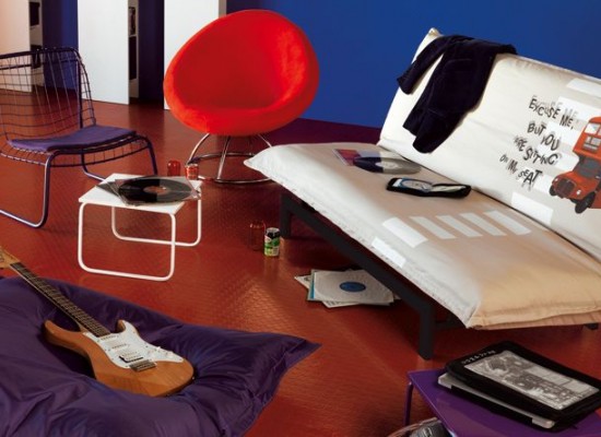 Moderní pokoj pro studenta v červeno-modré kombinaci