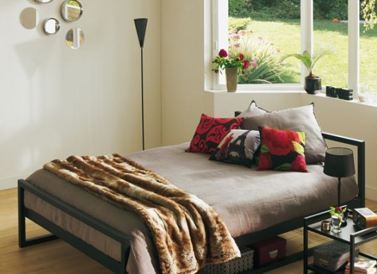 Ložnice s kovovou postelí v moderním stylu