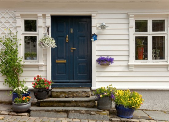 Anglický exteriér s modrými dveřmi a květináči