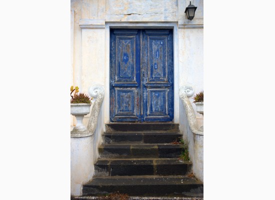 Modré antik dveře se schodištěm 