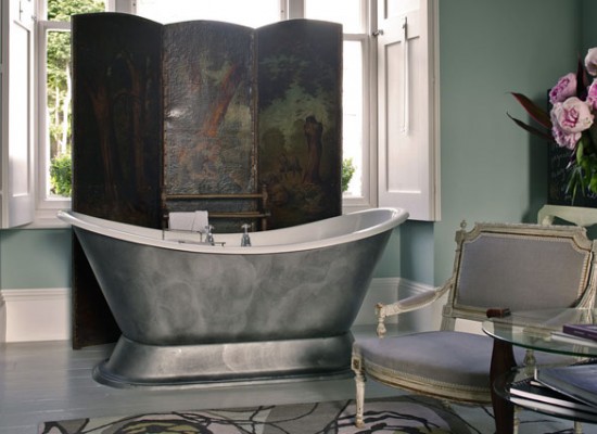 Stříbrná samostatně stojící vana v antik koupelně