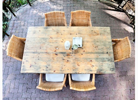 Antik jídelní stůl v zahradě 