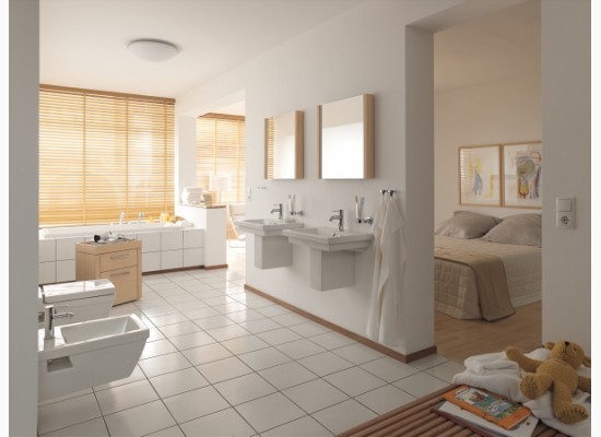 Čistá bílá koupelna s dřevěnými žaluziemi