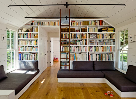 Obývací pokoj s velkou knihovnou 