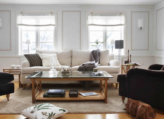 Bílo-hnědý obývací pokoj v eko stylu