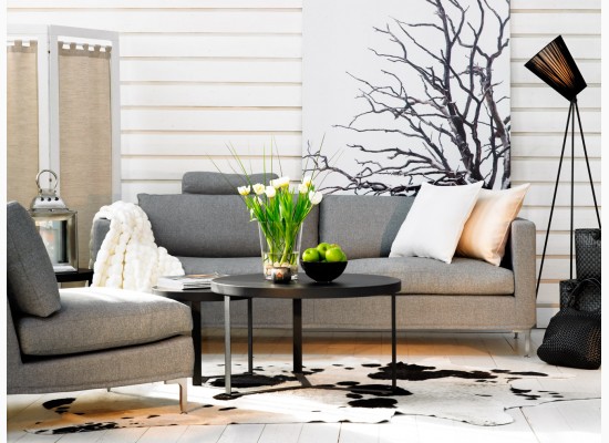 Obraz s motivem větví v eco obývacím pokoji