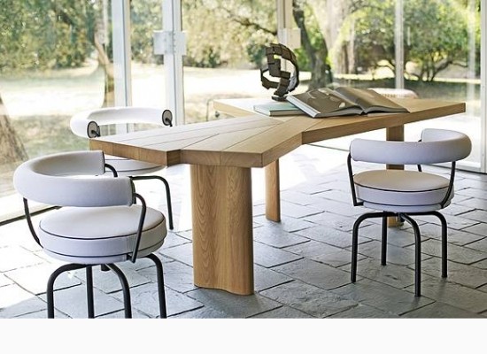 Ekologický dřevěný stůl s moderními židlemi