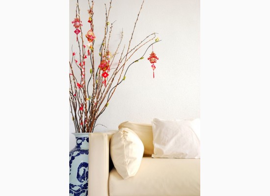 Květinová dekorace v asijském obývacím pokoji