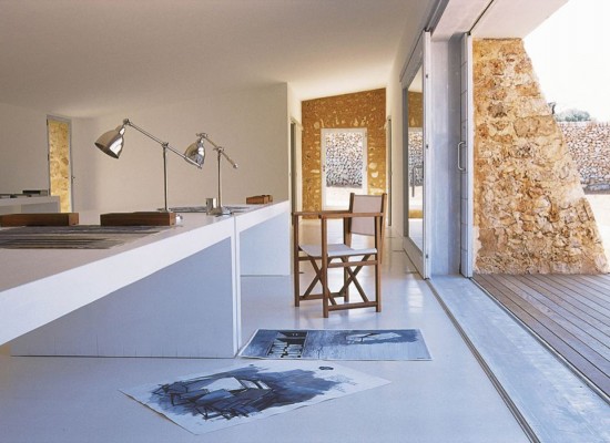 Pracovna s terasou v minimalistickém designu 