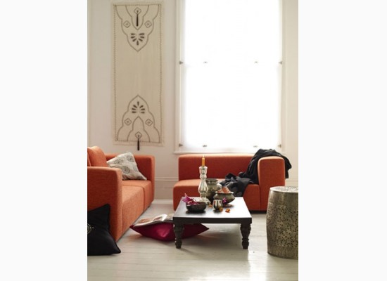 Oranžová sedací souprava hraje v obývacím pokoji prim