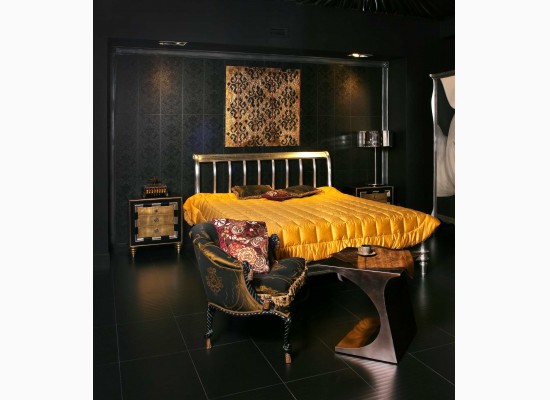Extravagantní ložnice se zlatou postelí