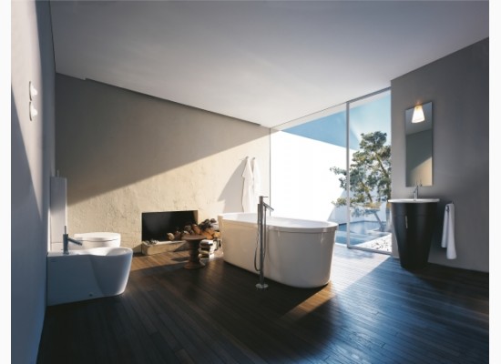 Eko koupelna s krásnou dřevěnou podlahou