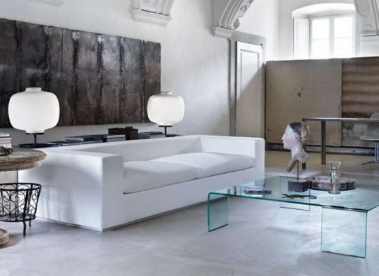 Luxusní italský obývací pokoj s bílou sedačkou