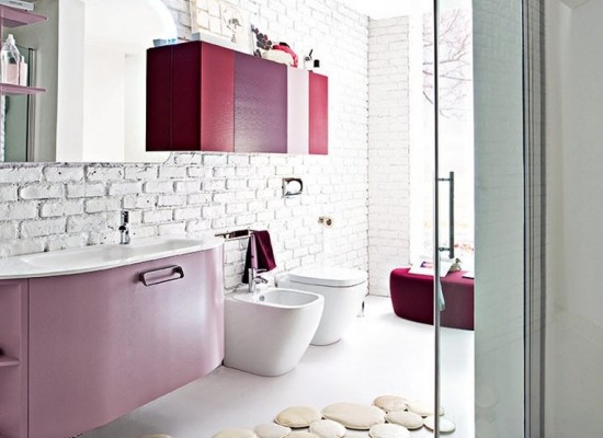 Moderní italská koupelna v trendy růžové a fialové