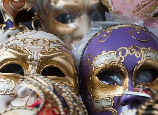 Benátské masky jako skvělý doplněk vašeho obývacího pokoje