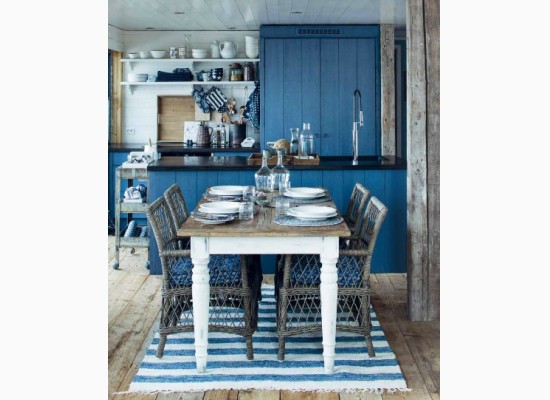 Modrá kuchyně na chatě