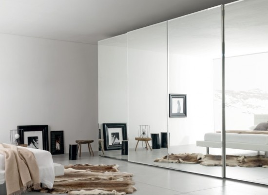 Bílá italská ložnice se zrcadlovou skříní 