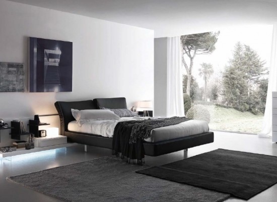 Černobílá italská ložnice s francouzským oknem 