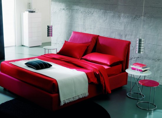 Červená postel s hrubou příčkou 