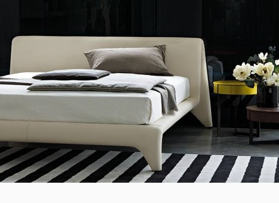 Elegantní nízká bílá postel