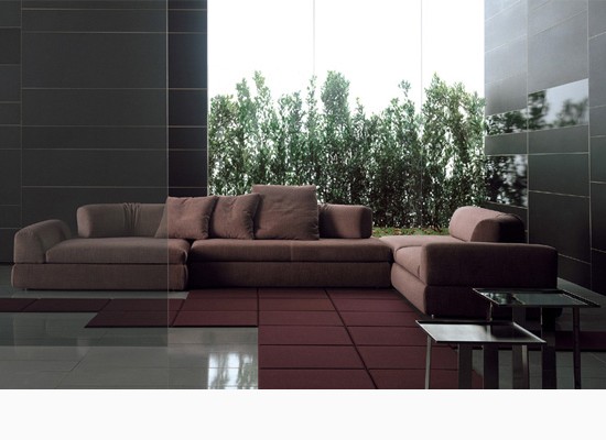 Designový gauč a mozaikový koberec