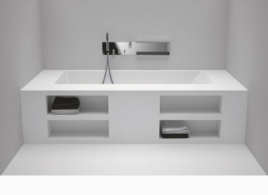 Vana s úložným prostorem v minimalistickém stylu