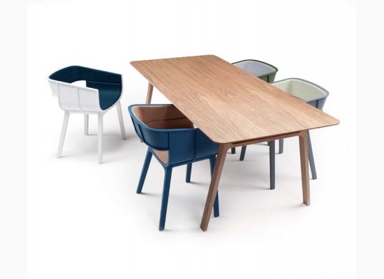 Italský dřevěný stůl s barevnými židlemi 