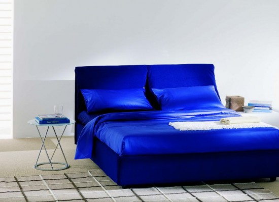 Modrá manželská postel v bílé ložnici 