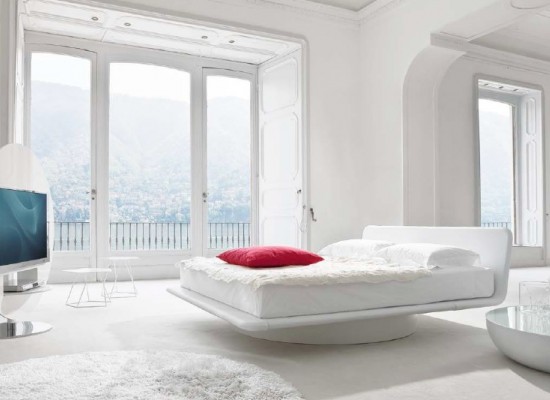 Italská luxusní ložnice s postelí na kruhovém podstavci