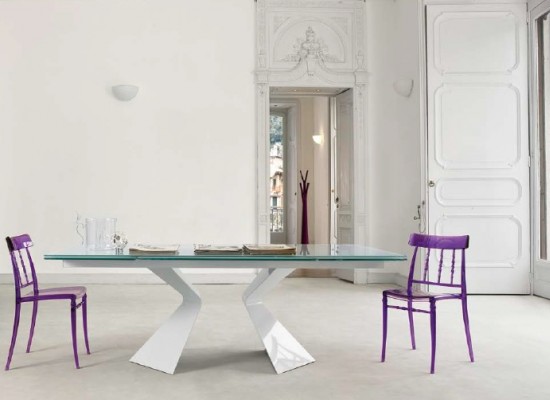 Moderní italská jídelna s fialovými židlemi
