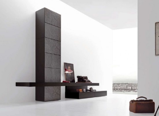 Italský obývací pokoj s tmavým nábytkem 