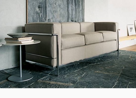 Elegantní kombinace kamenné podlahy a obrazu s koženým sofa