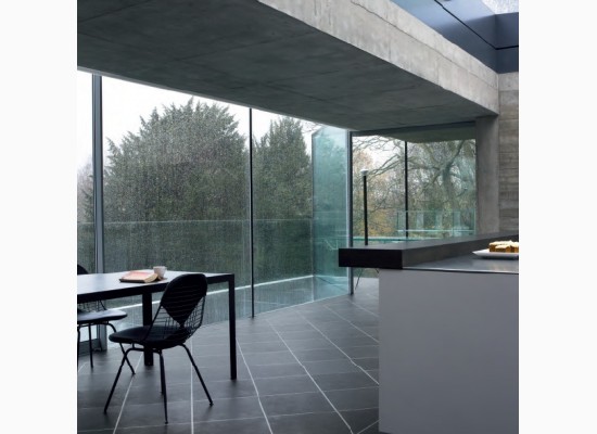 Moderní kuchyně s kamennou podlahou 