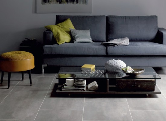 Moderní obývací pokoj s kamennou podlahou 