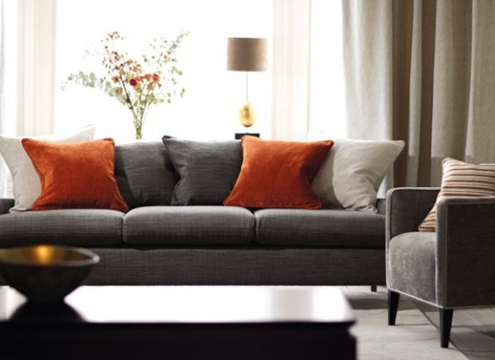Konzervativní obývací pokoj s oranžovými akcenty