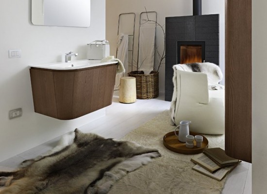 Moderní italská koupelna s krbem a kožešinou 