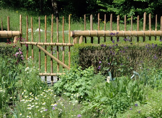 Sloupkový dřevěný plot zahrady 