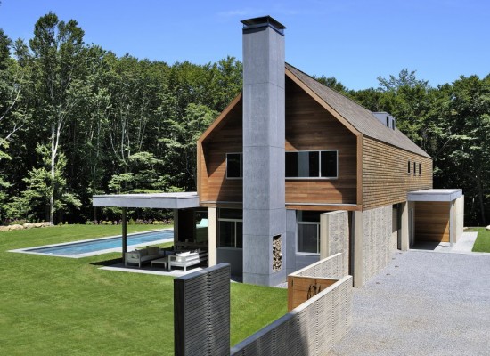 Moderní vila v přírodních barvách s šedým komínem