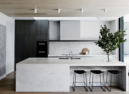 Kamenný obklad v minimalistické kuchyni