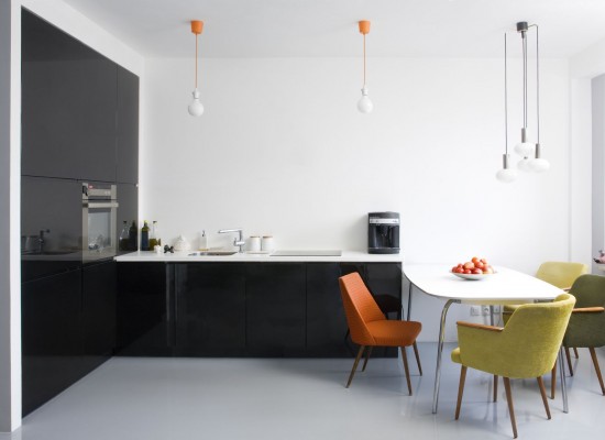 Minimalistická kuchyně s barevnými židlemi