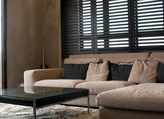 Pohodlný obývací pokoj v minimalistickém stylu 