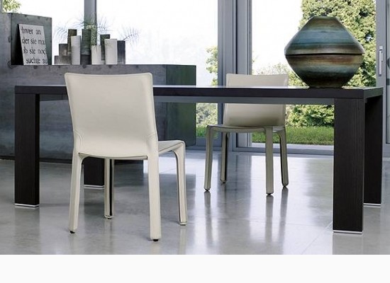 Minimalistický tmavý stůl s kontrastními židlemi