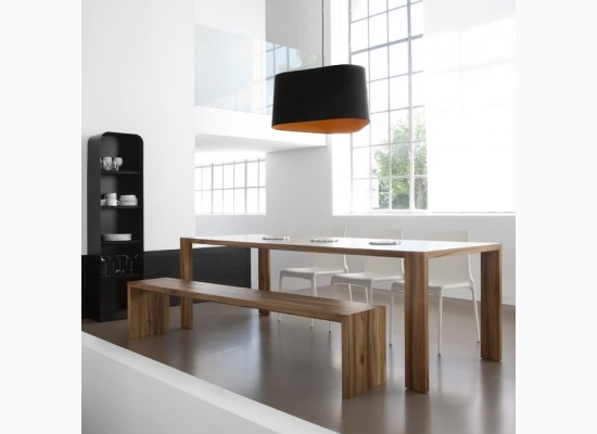 Dřevěný stůl v minimalistickém stylu 