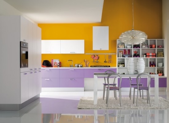 Moderní barevná kuchyně ve žluté a fialové 