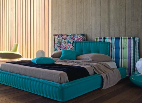 Moderní matracová postel v ložnici 