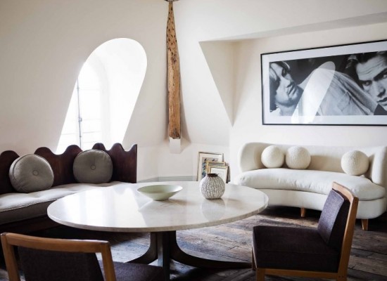 Zajímavý minimalistický obývací pokoj