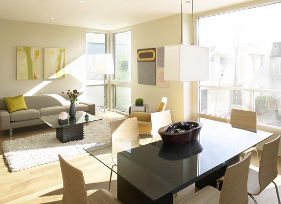 Moderní slunný obývací pokoj
