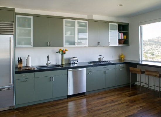Moderní kuchyně v neutrální šedé barvě